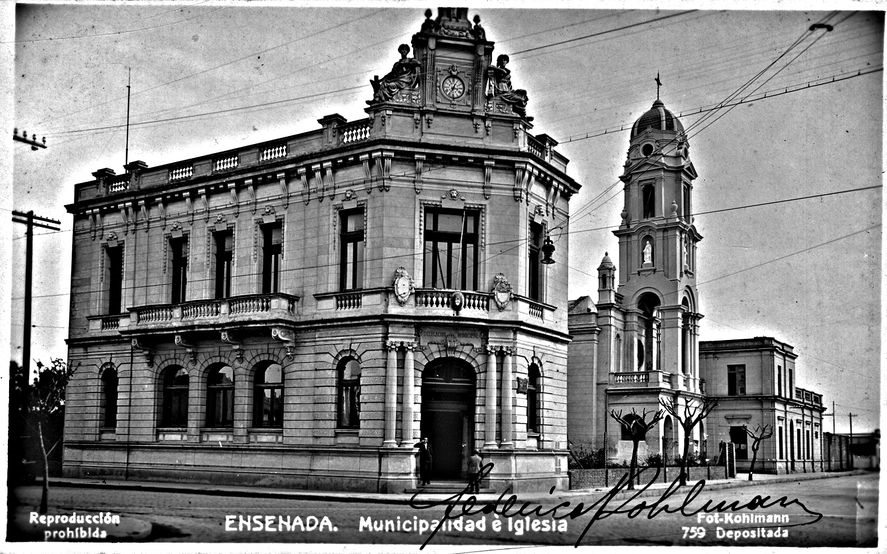 Palacio Municipal y vida urbana de Ensenada