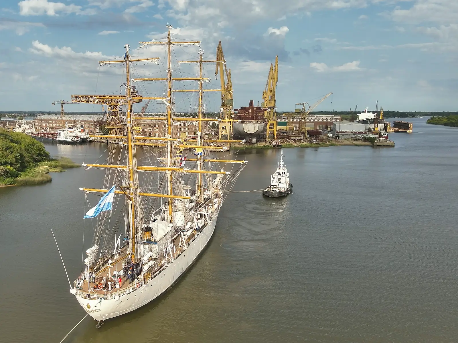 Fragata ARA Libertad escoltada en aguas de Ensenada
