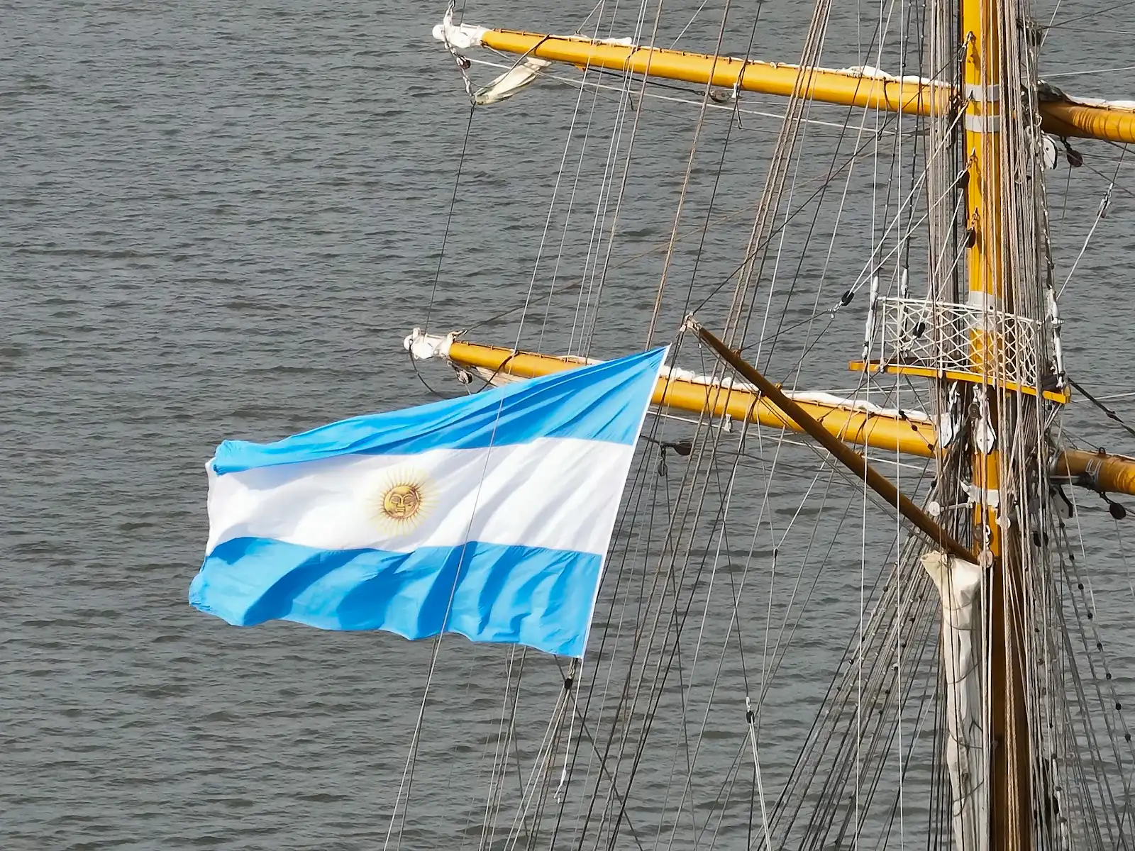 Bandera argentina flameando en la Fragata ARA Libertad