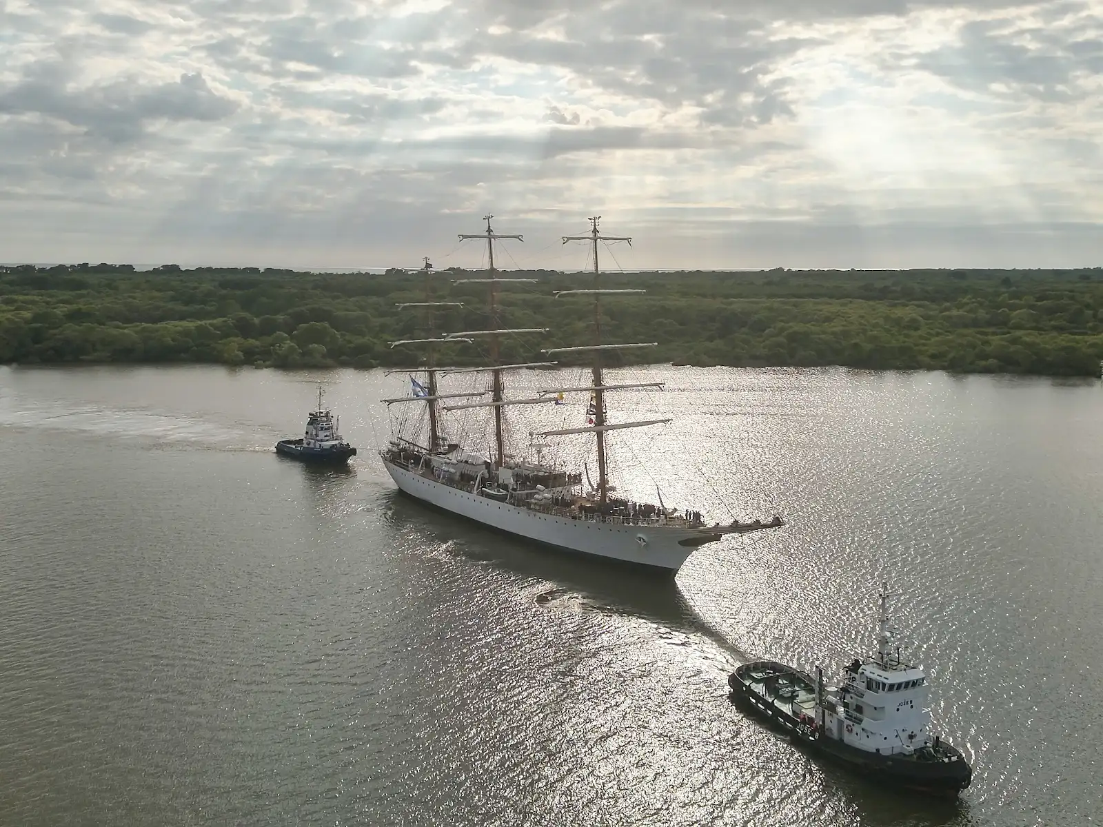 Fragata ARA Libertad a contraluz sobre el río